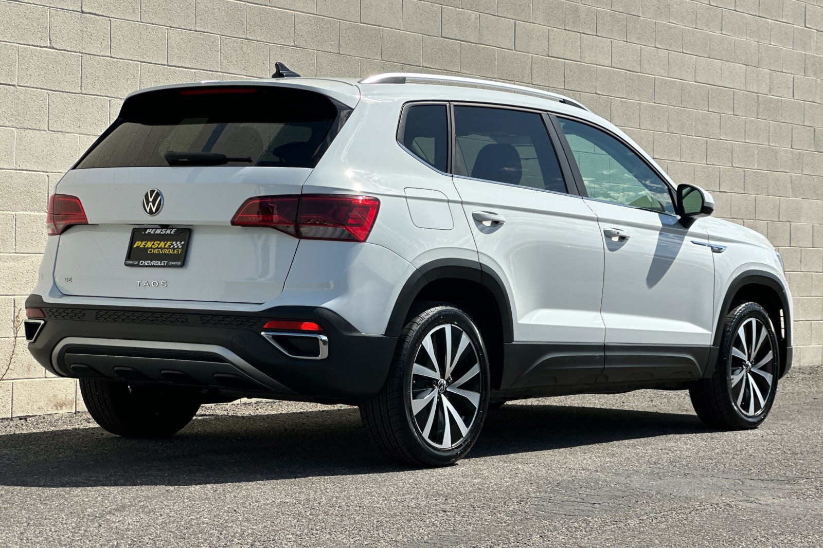 Used 2022 Volkswagen Taos SE FWD image 4