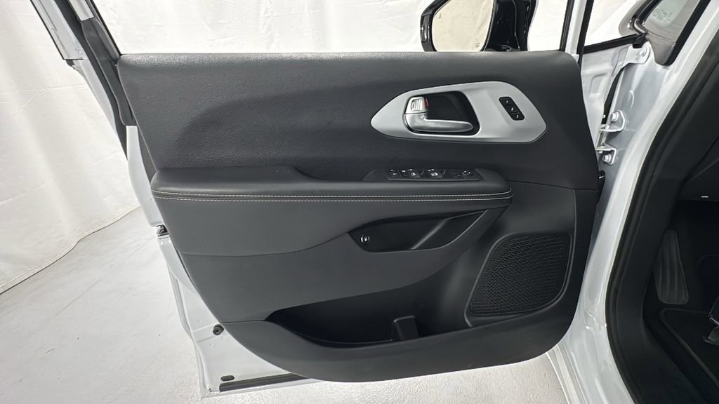 Used 2024 Chrysler Pacifica Select image 23