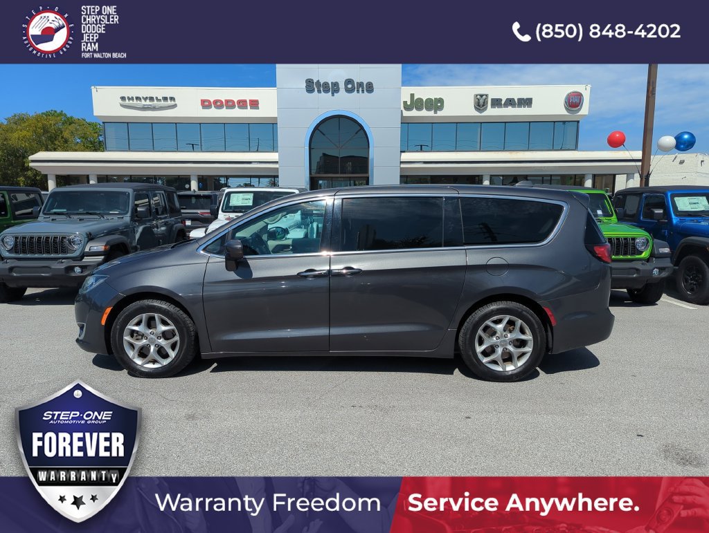 Used 2019 Chrysler Pacifica Touring Plus w/ Tire & Wheel Group FWD image 3