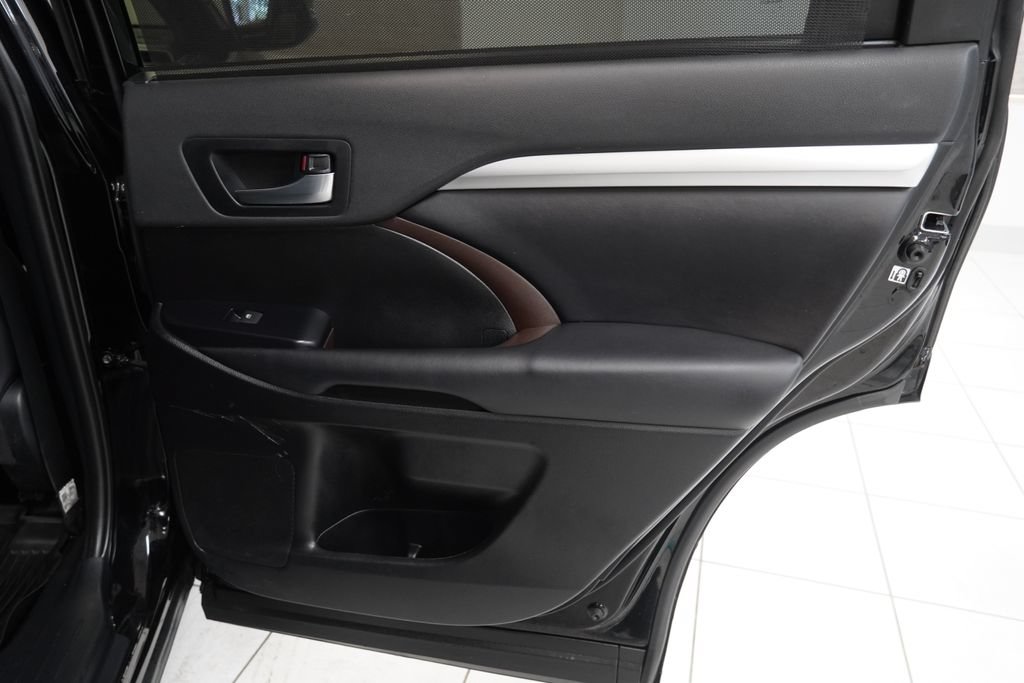Used 2019 Toyota Highlander XLE AWD/4WD image 32