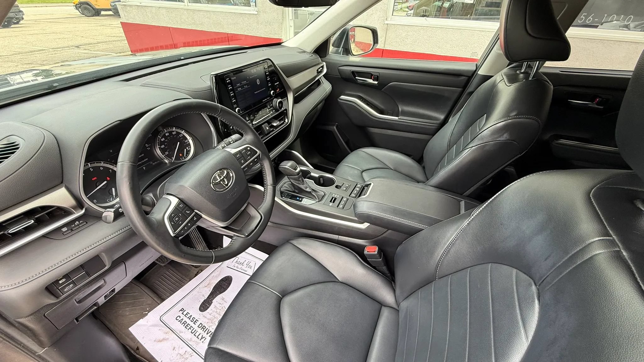 Used 2022 Toyota Highlander XLE AWD/4WD image 9