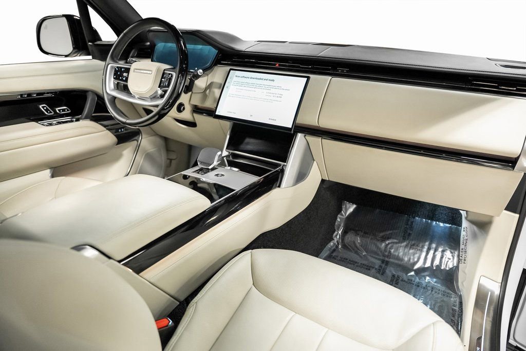 Used 2025 Land Rover Range Rover SE image 2