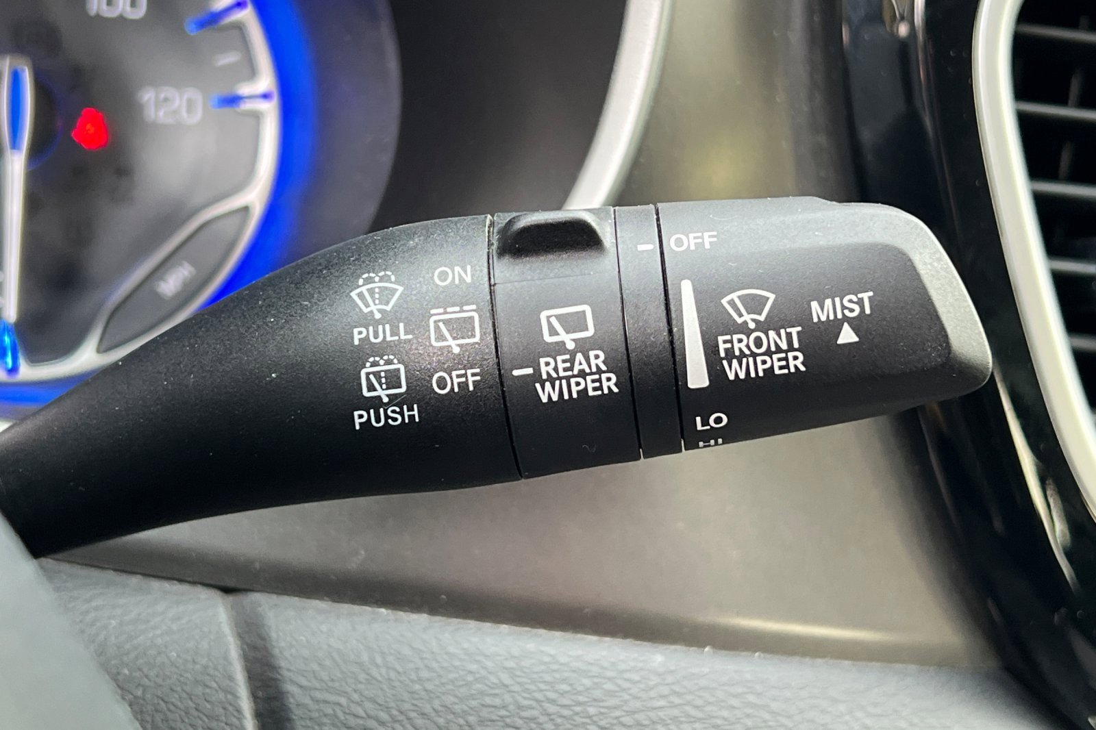 Used 2023 Chrysler Pacifica Touring-L image 34