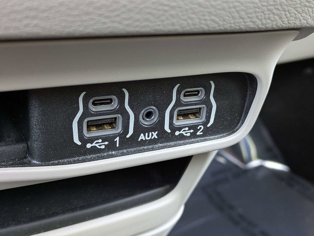 Used 2023 Chrysler Voyager LX image 24