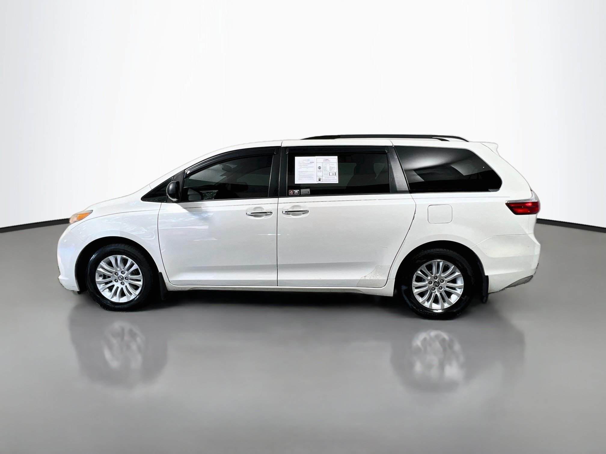 Used 2017 Toyota Sienna Limited FWD image 10