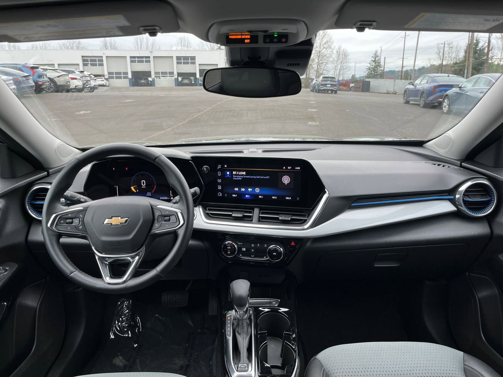 Used 2025 Chevrolet Trax LT w/ LT Convenience Package FWD image 32