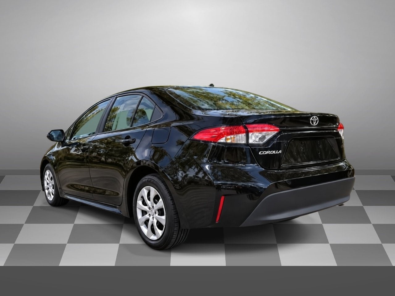 Used 2025 Toyota Corolla LE FWD image 4