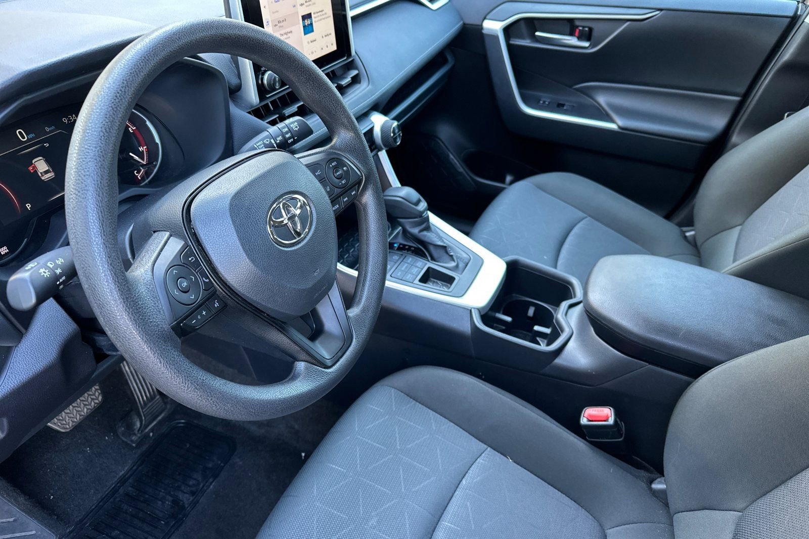 Used 2025 Toyota RAV4 XLE image 4