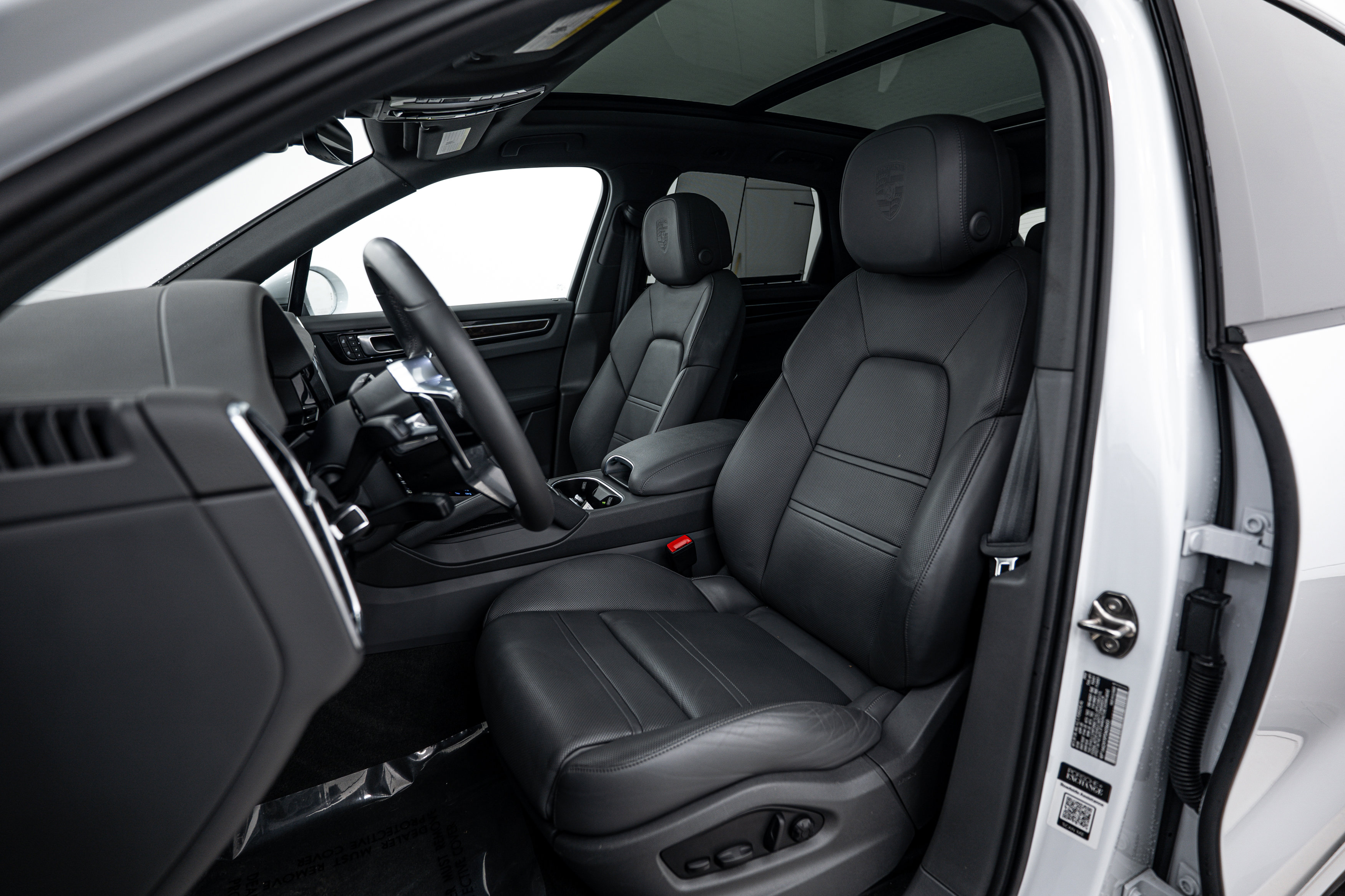 Certified 2023 Porsche Cayenne Platinum Edition image 5