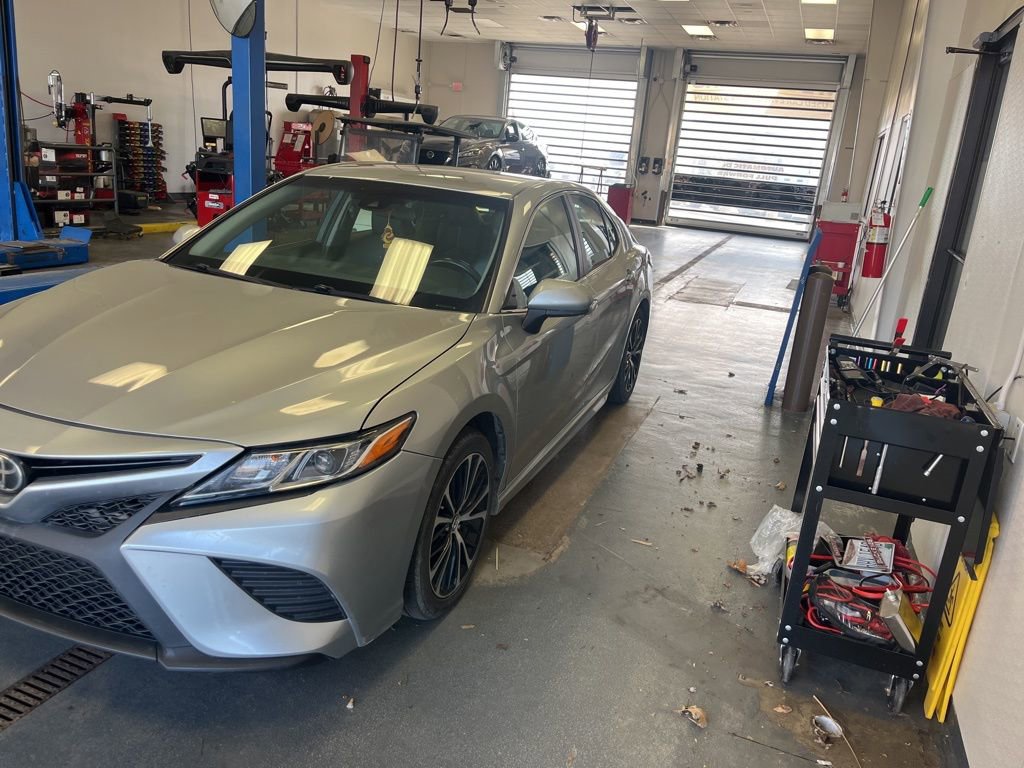 Used 2018 Toyota Camry SE image 4