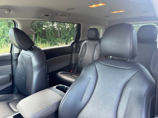 Used 2025 Kia Carnival FWD image 25