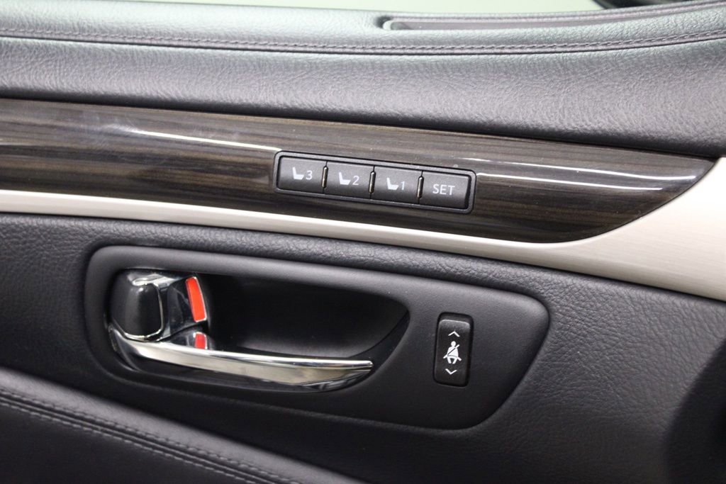 Used 2013 Lexus LS 460 AWD w/ Comfort Pkg image 16