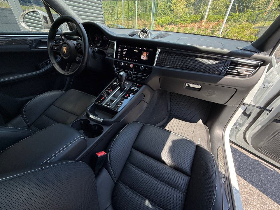 Certified 2026 Porsche Macan Turbo AWD/4WD image 18