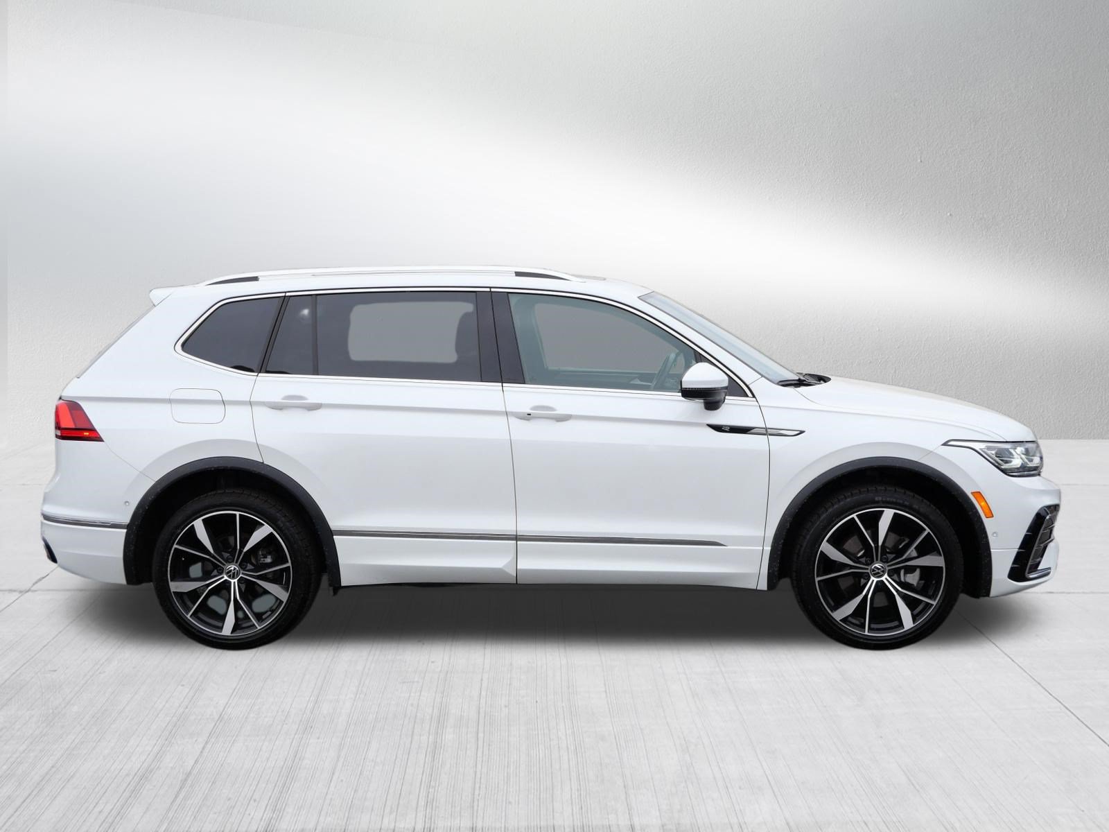 Used 2024 Volkswagen Tiguan SEL R-Line AWD/4WD image 8