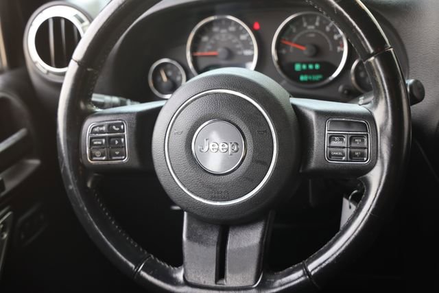Used 2016 Jeep Wrangler Unlimited Rubicon w/ Connectivity Group AWD/4WD image 14