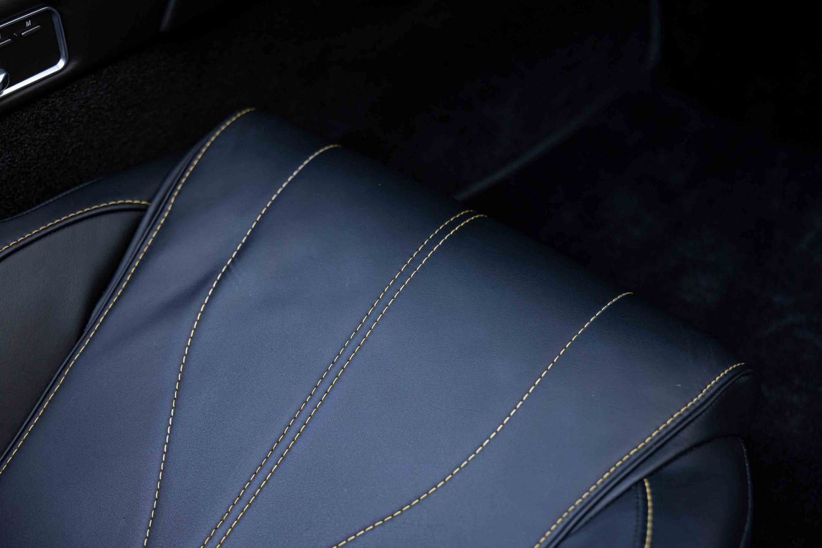 Used 2013 Aston Martin DB9 Volante RWD image 35