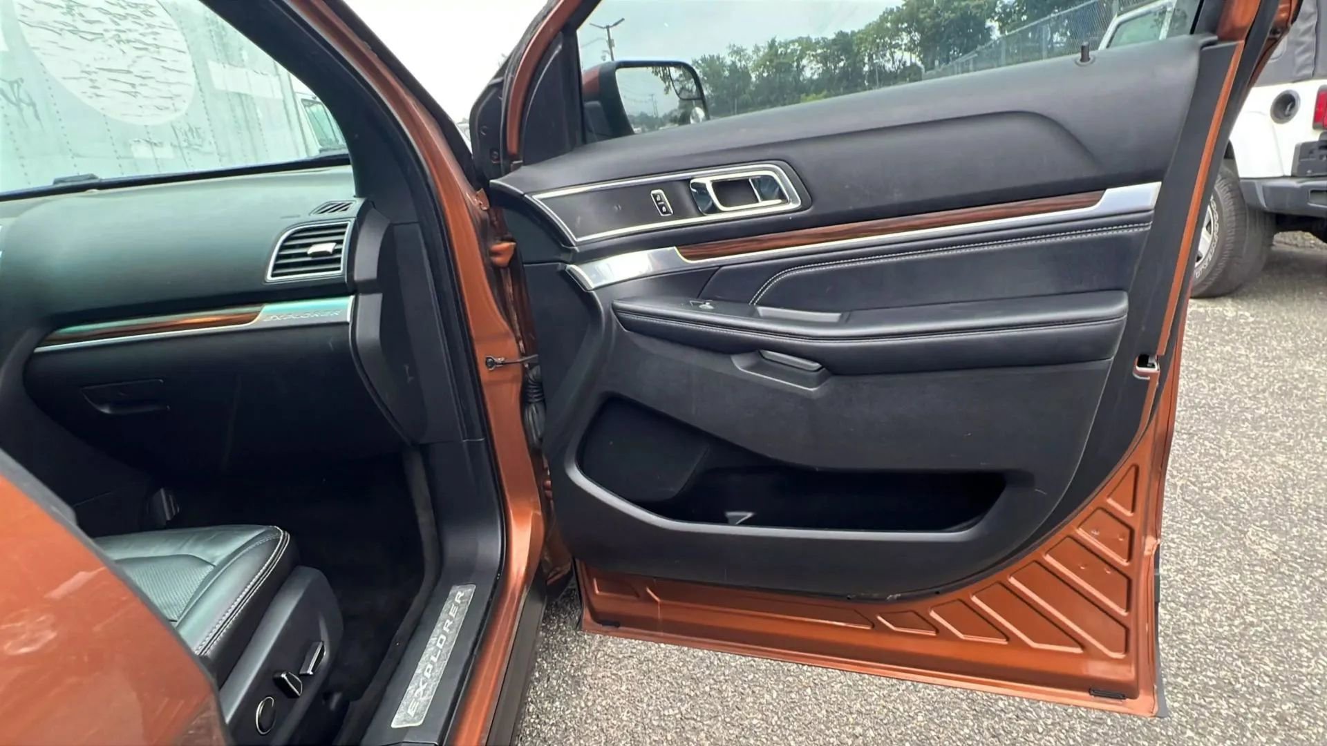 Used 2017 Ford Explorer Limited image 31