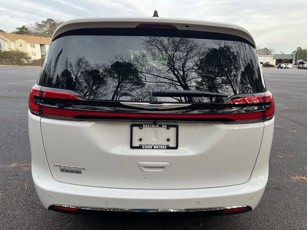 Used 2026 Chrysler Pacifica Select image 4