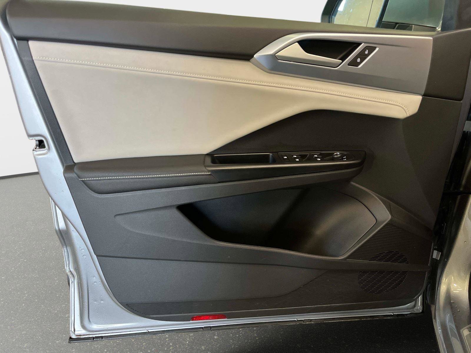 Used 2025 Volkswagen Taos SE image 18