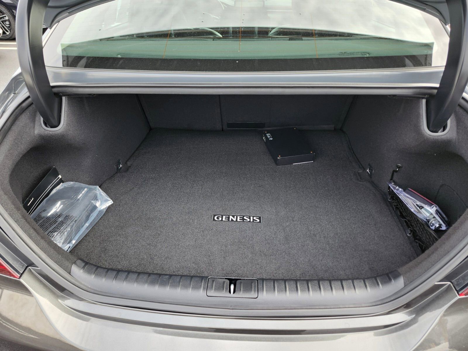 Used 2025 Genesis G70 2.5T image 32