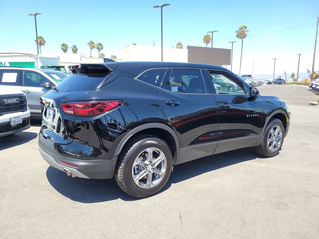 Used 2025 Chevrolet Blazer LT FWD image 4