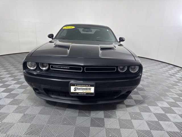 Used 2016 Dodge Challenger SXT w/ Driver Convenience Group RWD image 8