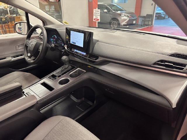 Certified 2025 Toyota Sienna LE FWD image 16
