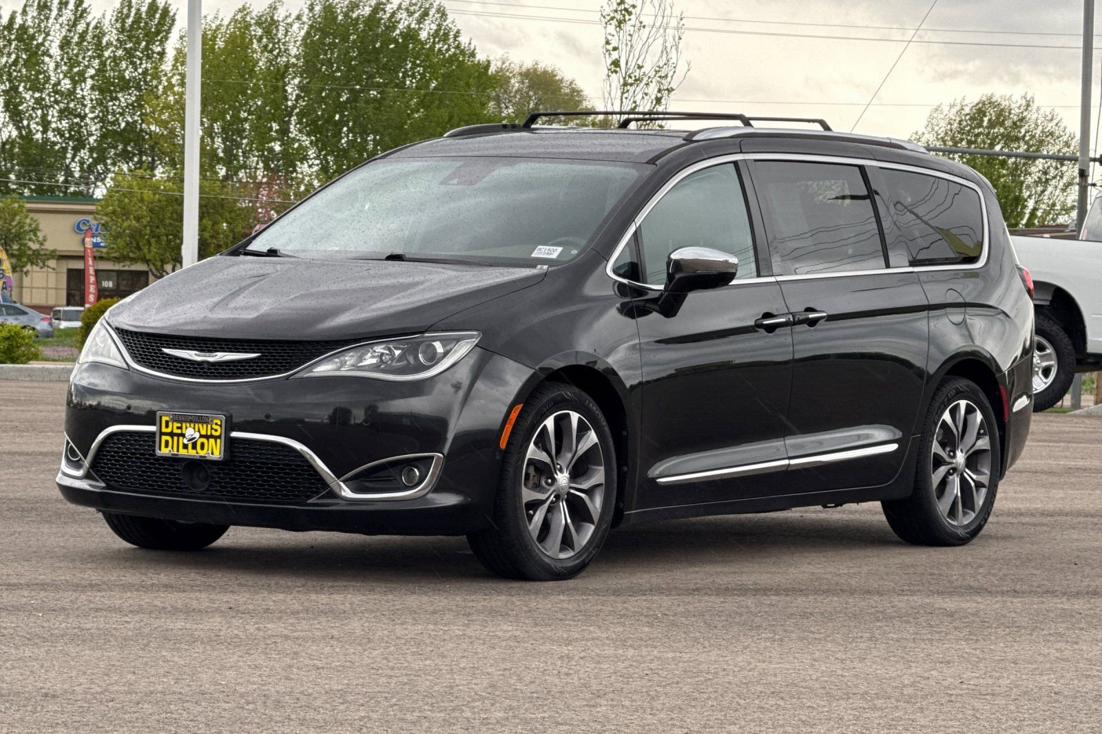 Used 2017 Chrysler Pacifica Limited w/ UConnect Theater Package FWD image 8