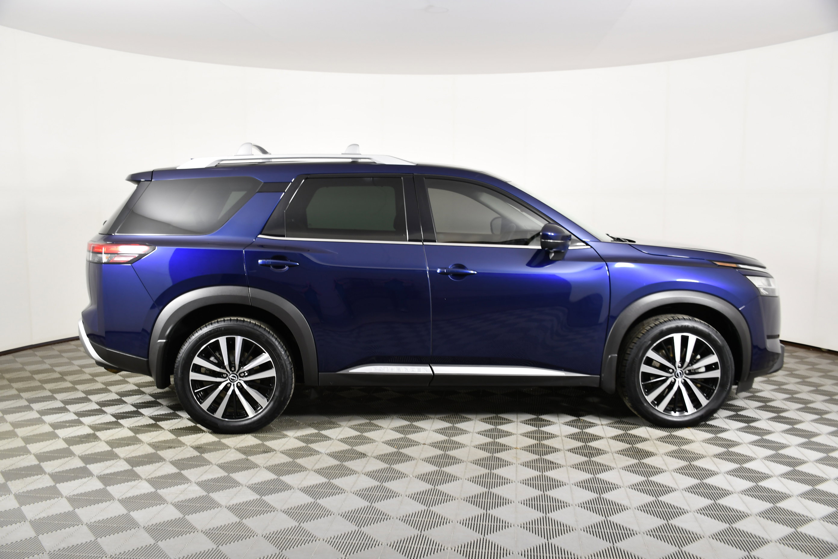 Used 2023 Nissan Pathfinder Platinum image 5