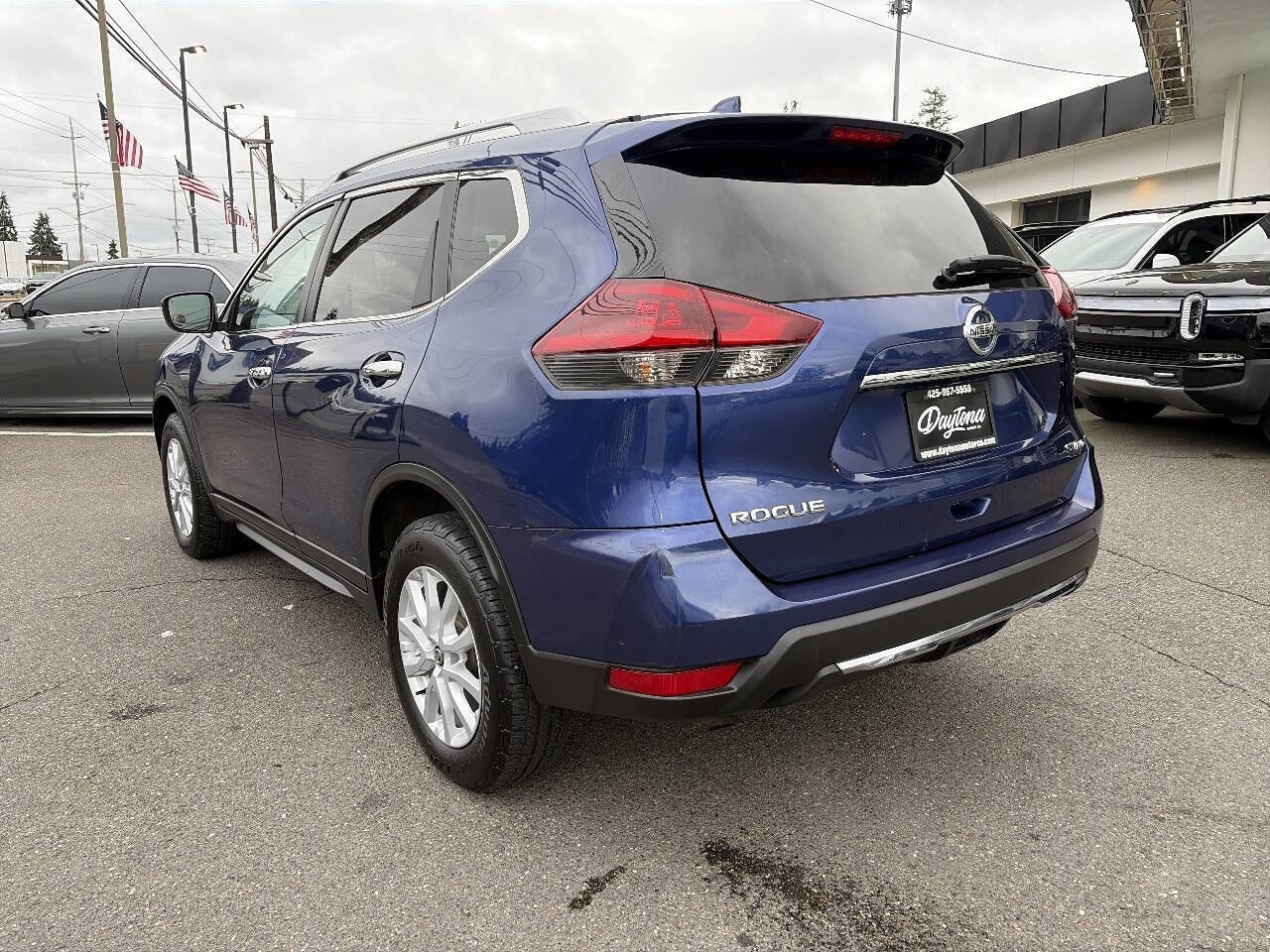 Used 2018 Nissan Rogue SV image 3