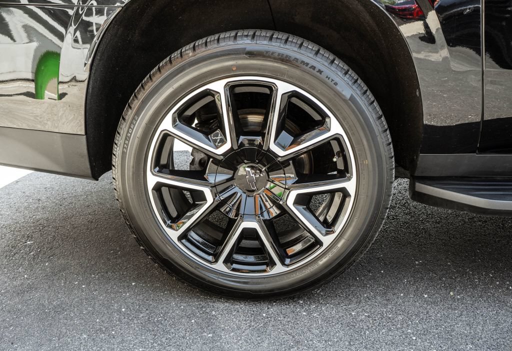 Used 2021 Chevrolet Suburban RST w/ Luxury Package AWD/4WD image 31