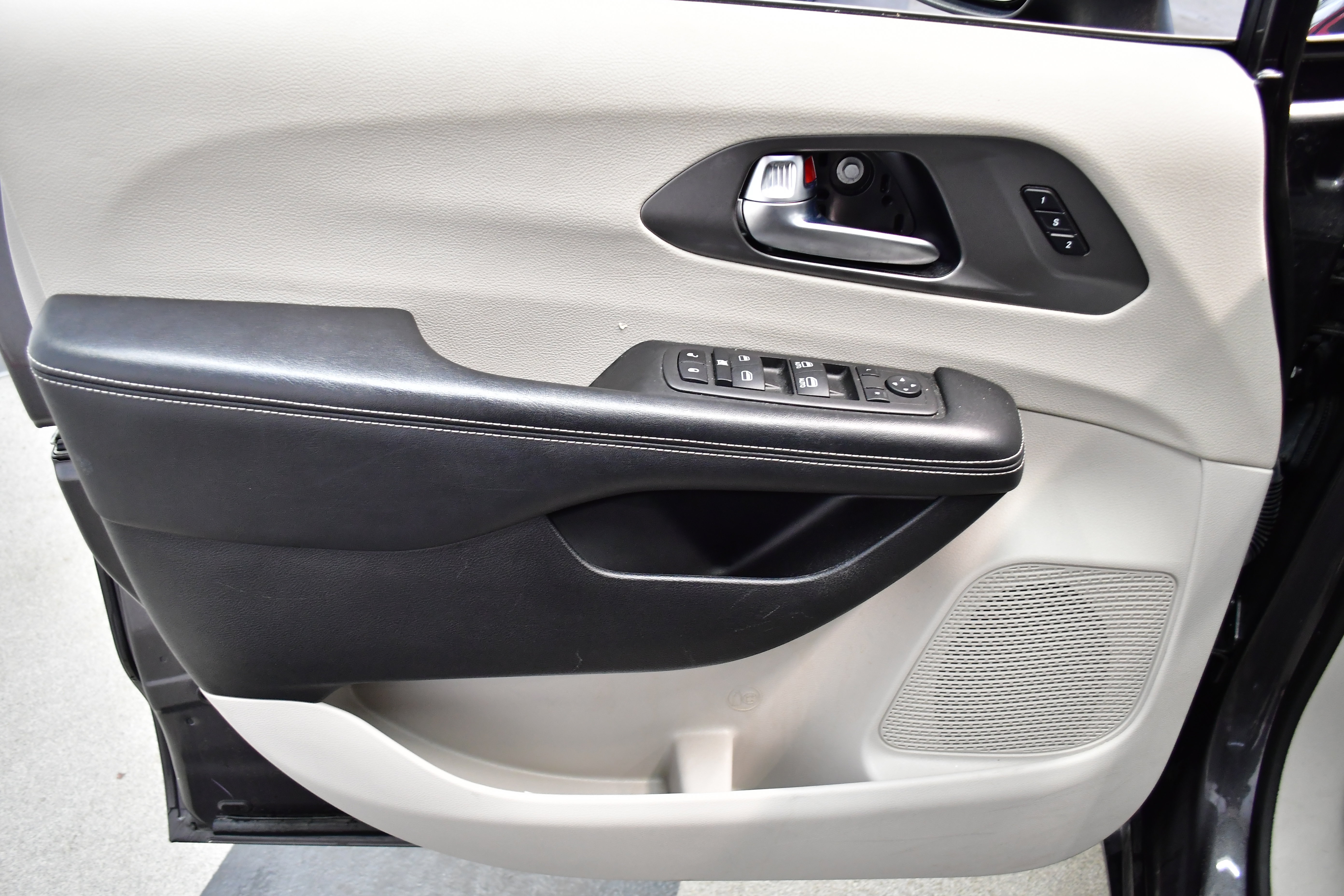 Used 2023 Chrysler Pacifica Touring-L FWD image 20