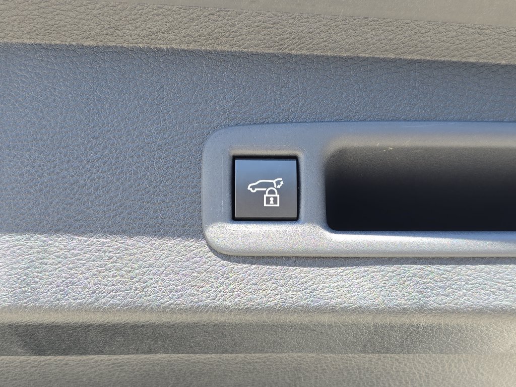 Used 2025 Toyota Sienna Platinum AWD/4WD image 16