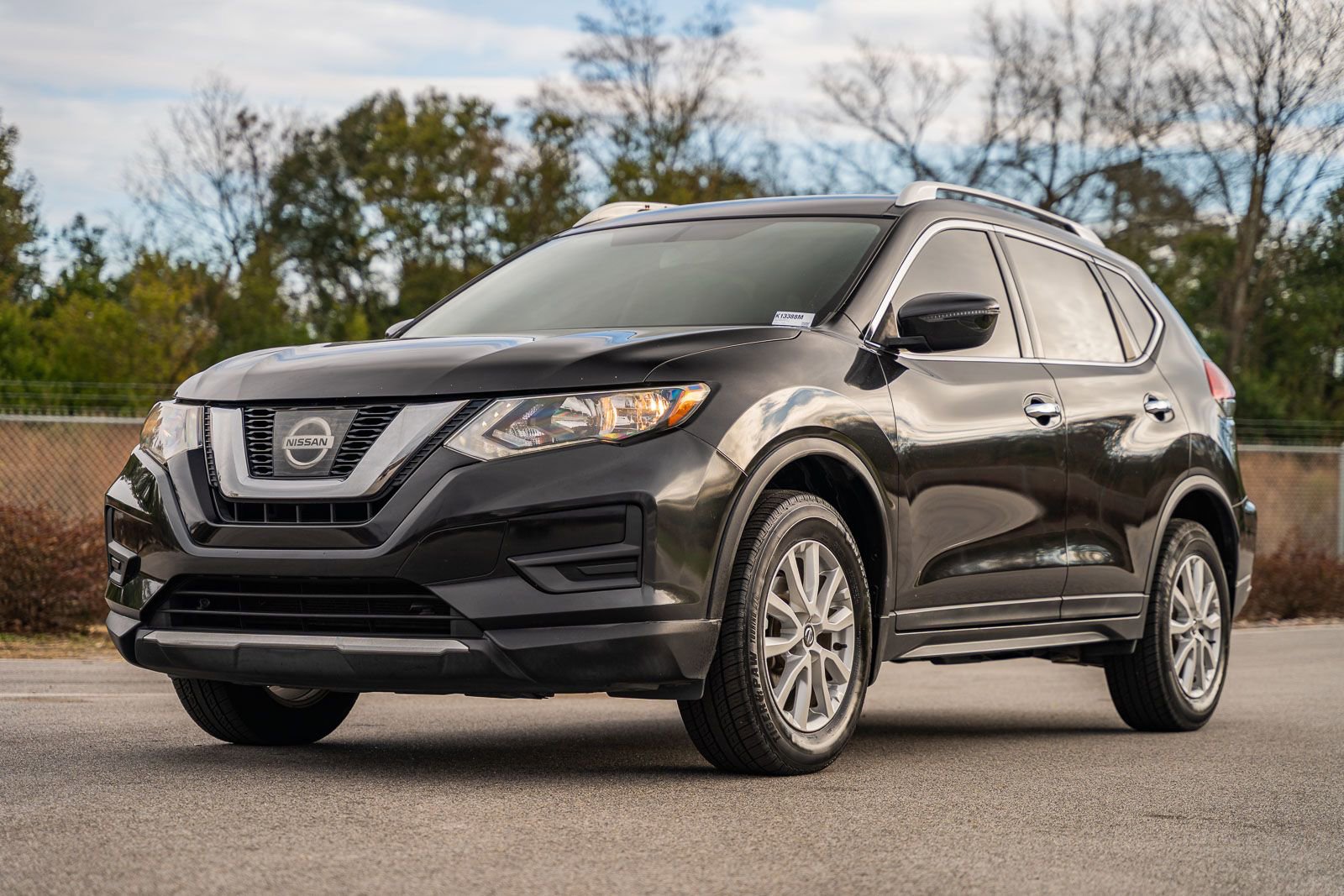 Used 2017 Nissan Rogue SV image 3