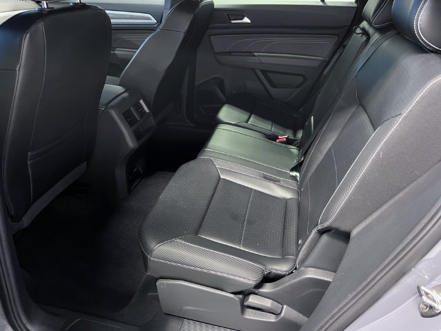Certified 2022 Volkswagen Atlas Cross Sport SE w/ Panoramic Sunroof Package FWD image 17