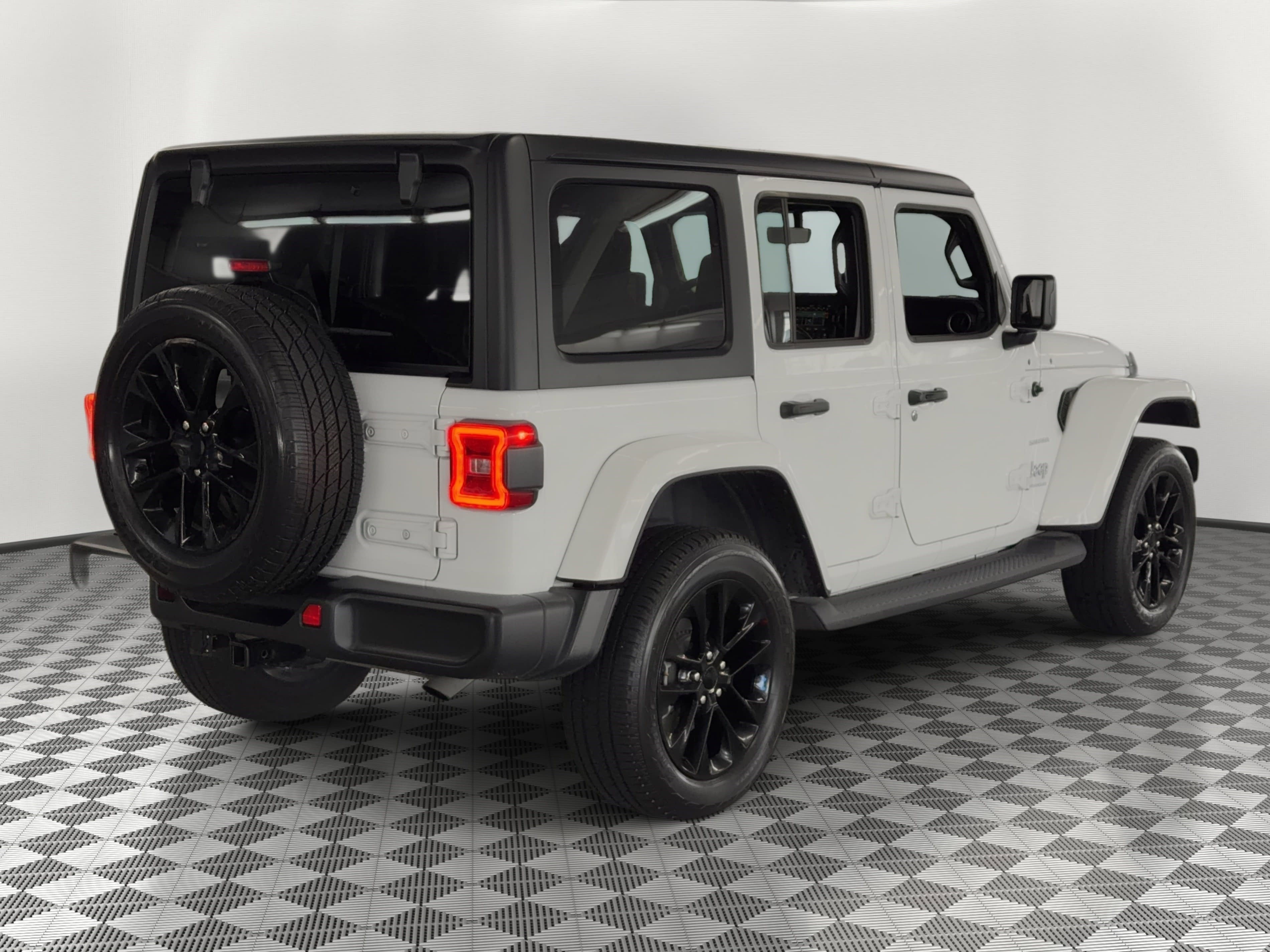 Used 2023 Jeep Wrangler Unlimited Sahara AWD/4WD image 9