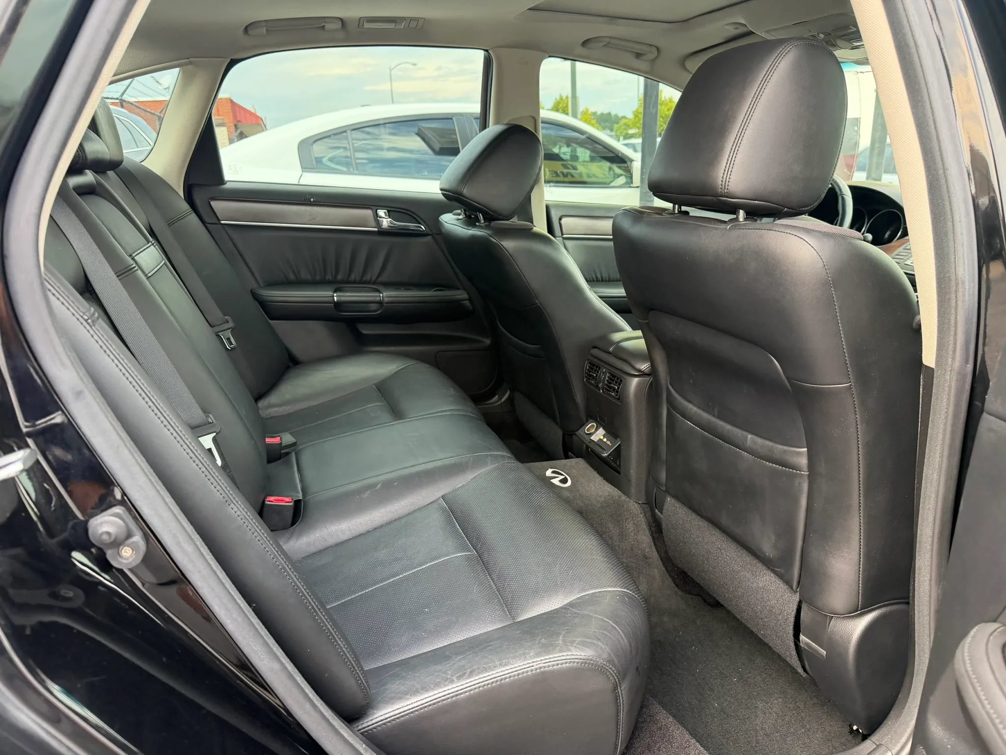 Used 2010 INFINITI M35 w/ Technology Pkg RWD image 10