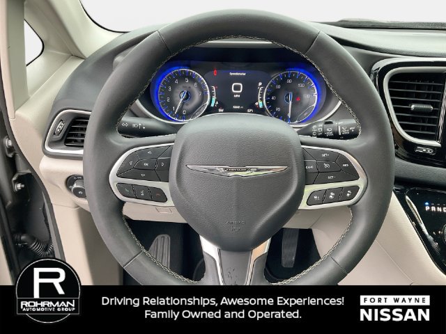 Used 2023 Chrysler Pacifica Touring-L FWD image 20