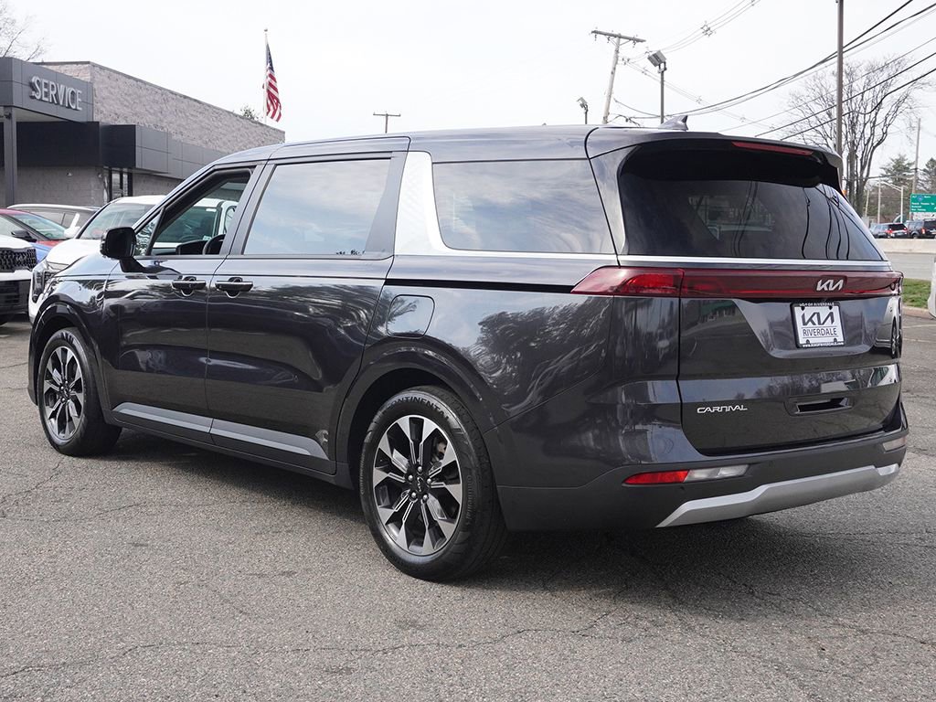 Used 2024 Kia Carnival EX image 9