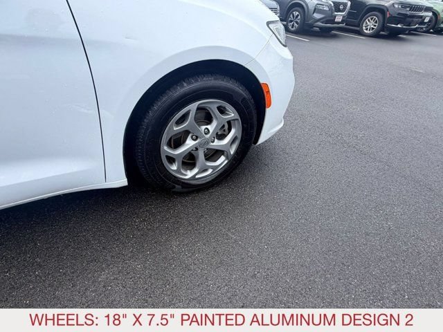 Certified 2024 Chrysler Pacifica Limited FWD image 8