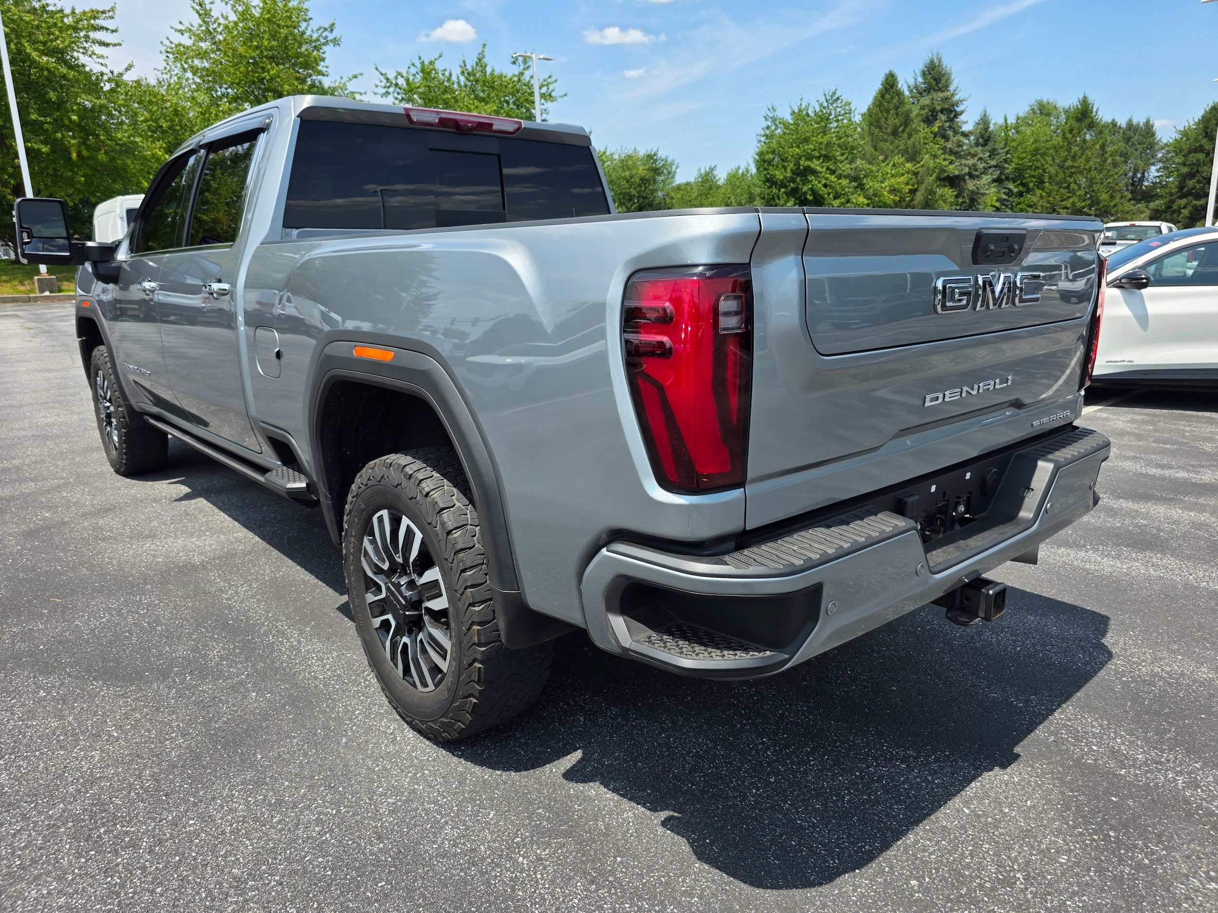 Used 2024 GMC Sierra 2500 Denali Ultimate AWD/4WD image 3
