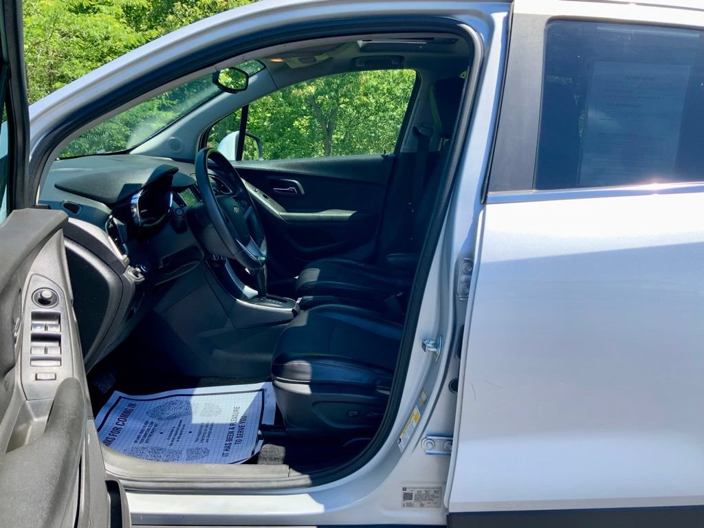 Used 2020 Chevrolet Trax LT w/ Sun & Sound Package FWD image 15