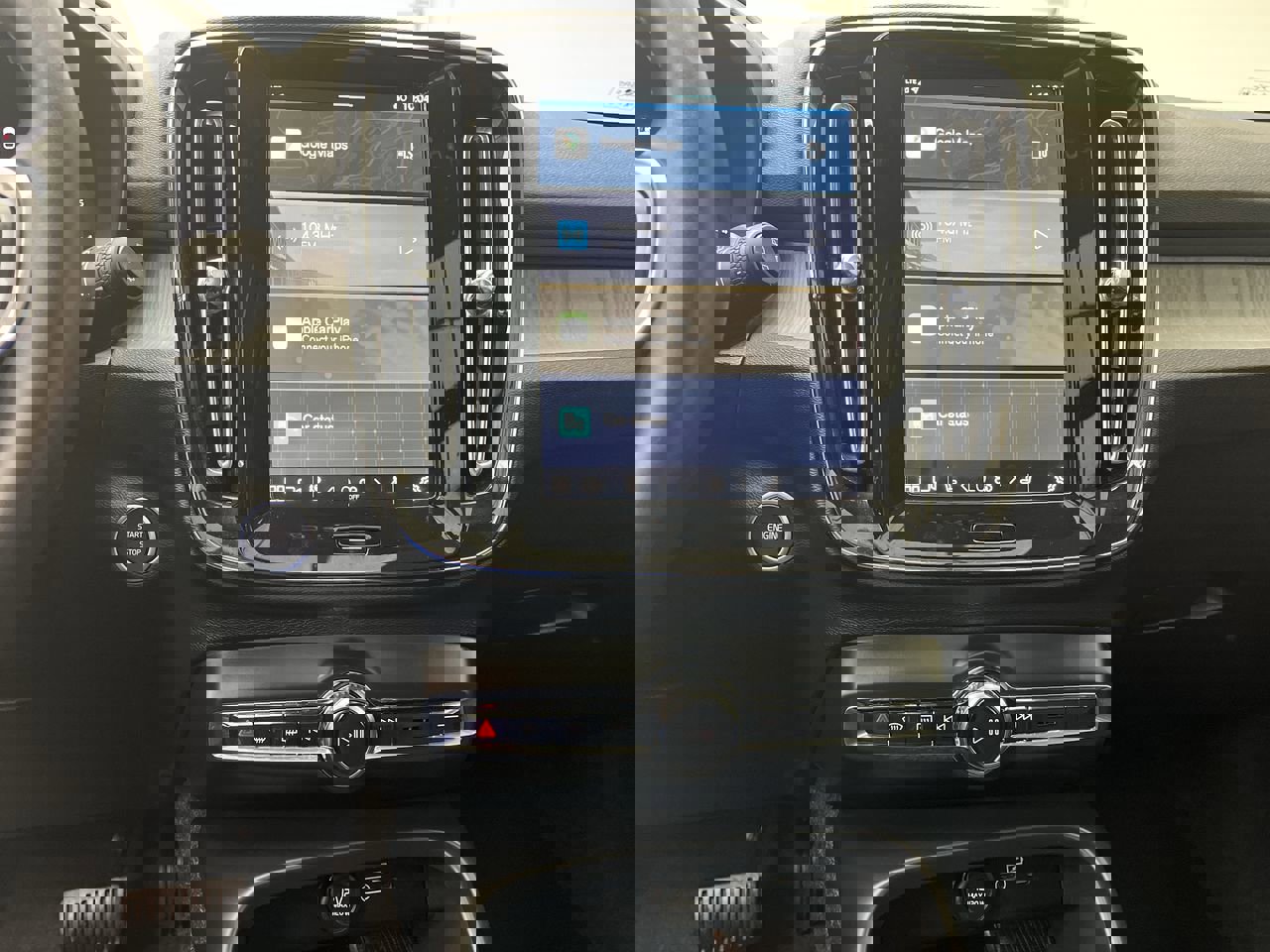 Used 2025 Volvo XC40 B5 Core image 17