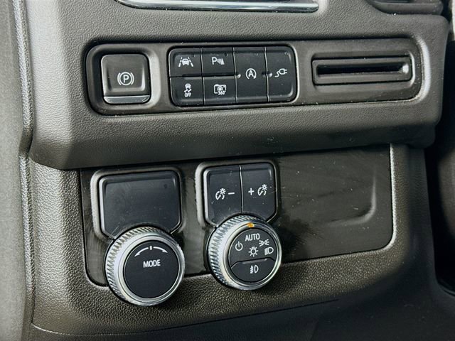 Used 2022 GMC Yukon XL SLT w/ SLT Premium Package image 13