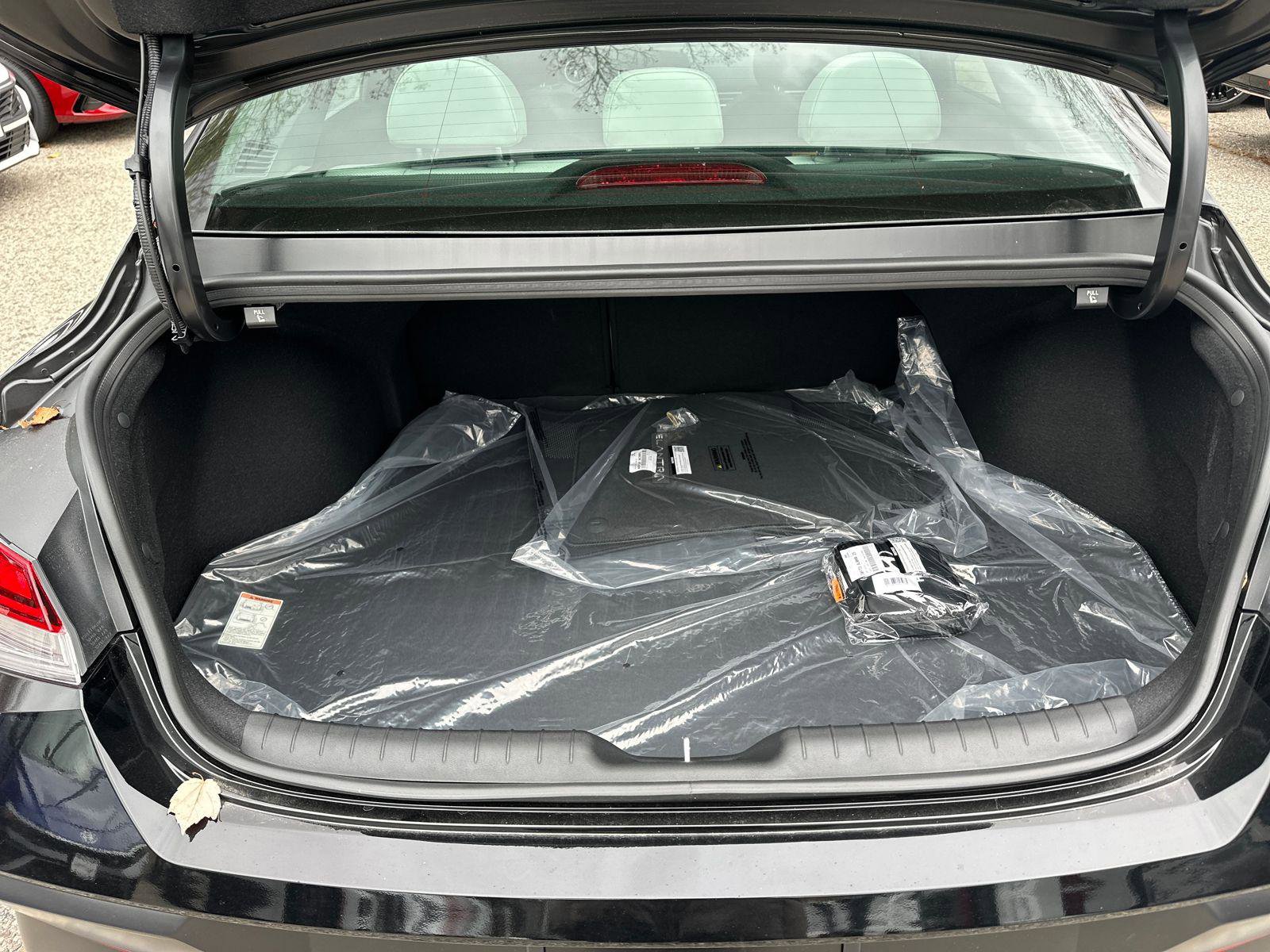 New 2025 Hyundai Elantra Limited image 10