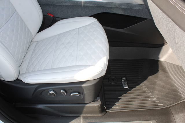 Used 2026 Cadillac Escalade ESV Platinum Sport w/ LPO, ONYX Package AWD/4WD image 18