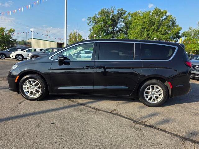 Used 2023 Chrysler Pacifica Touring-L FWD image 7