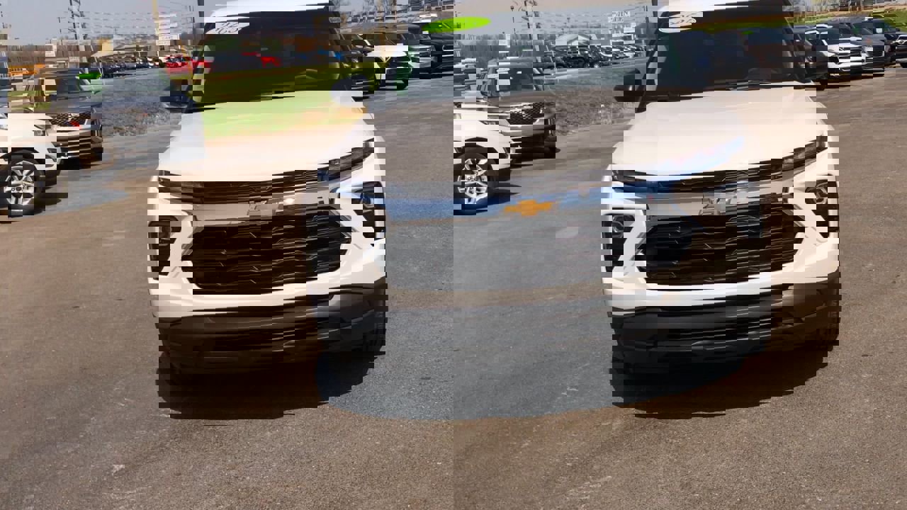 Used 2025 Chevrolet TrailBlazer LS image 3