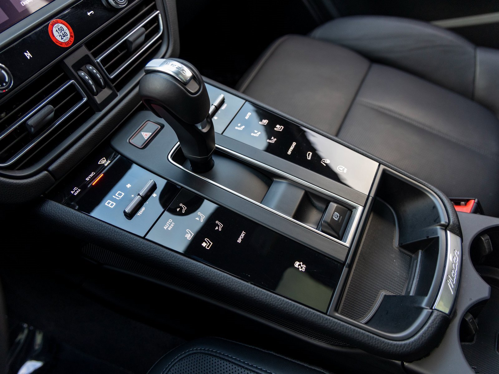 Certified 2025 Porsche Macan image 36