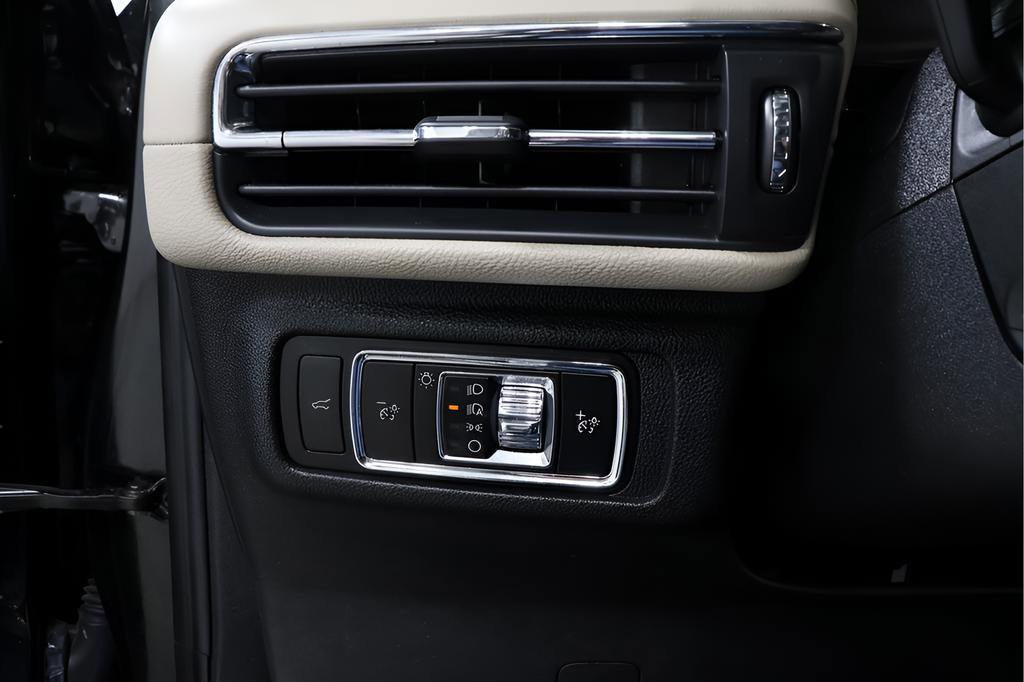 Used 2025 Lincoln Corsair AWD w/ Equipment Group 101A image 18